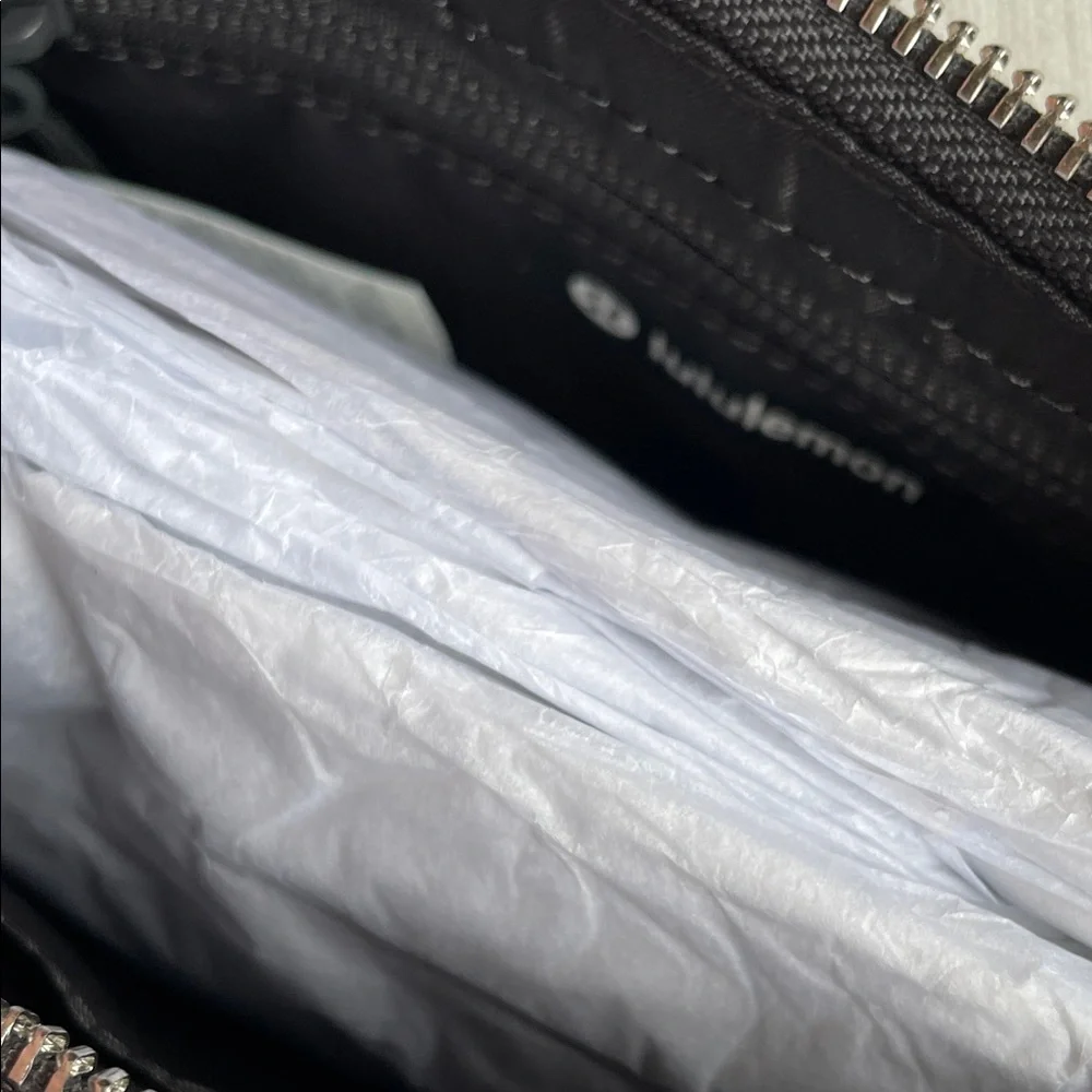 lululemon City Essentials Mini Shoulder Bag 1L Glitter - silver/gray - Picture 12 of 16